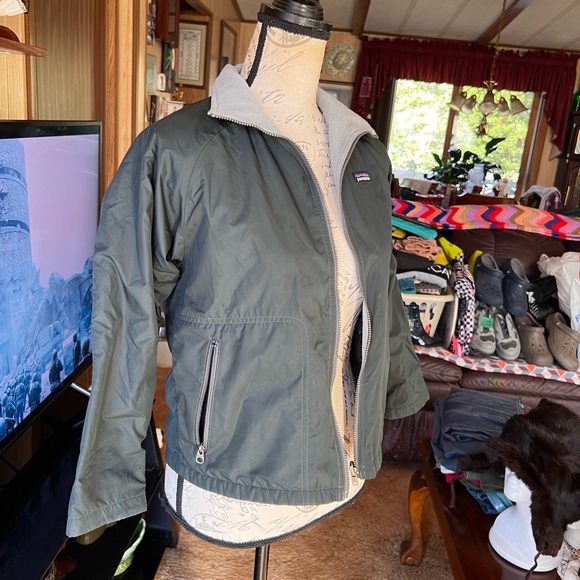 Kids Patagonia fleece lined bomber jacket green size Medium. - Picture 13 of 16